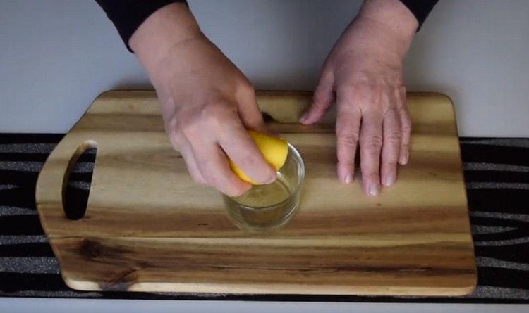 Für die Zubereitung des Dressings Zitronensaft mit Pflanzenöl mischen.