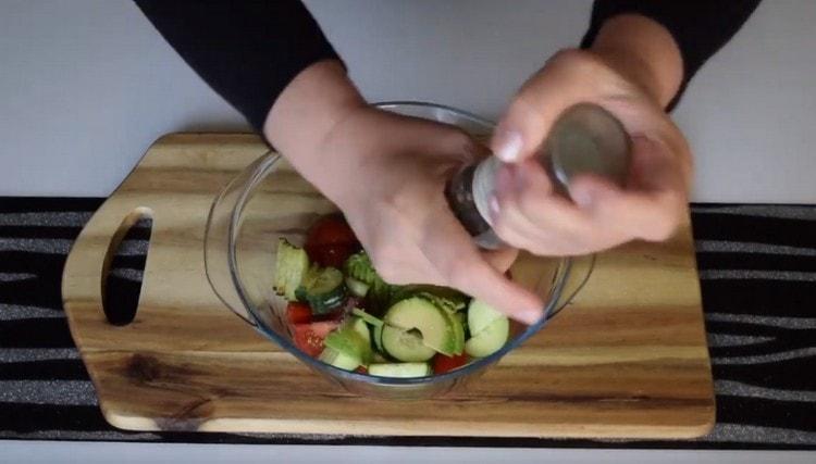 Metti tutte le verdure tritate in una ciotola e condisci con sale e pepe.