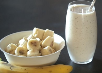 Delizioso frullato con banana e latte: cuciniamo secondo la ricetta con una foto.