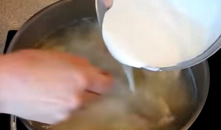 Mescolando, introduciamo la farina con la panna in una zuppa bollente.