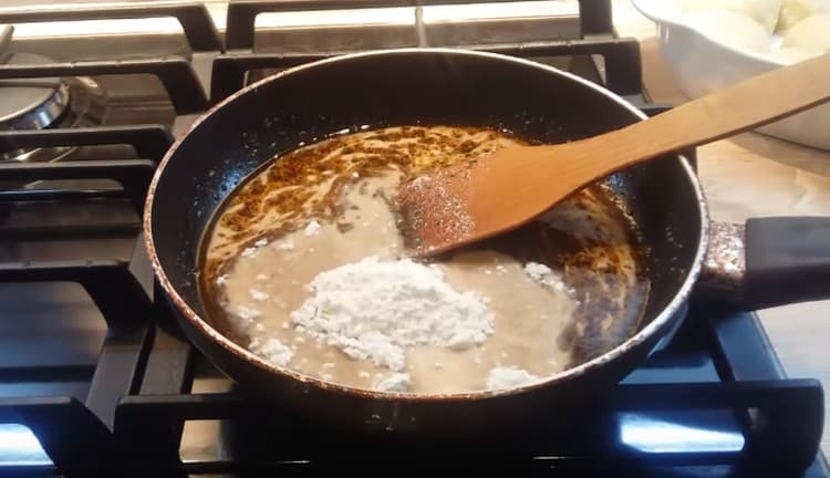 Μετά την ανάμειξη ξινή κρέμα με μπαχαρικά, προσθέστε μια κουταλιά αλεύρι.