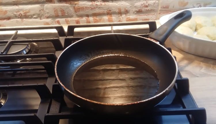 Ζεσταίνουμε το τηγάνι για το σάλτσα μαγειρέματος