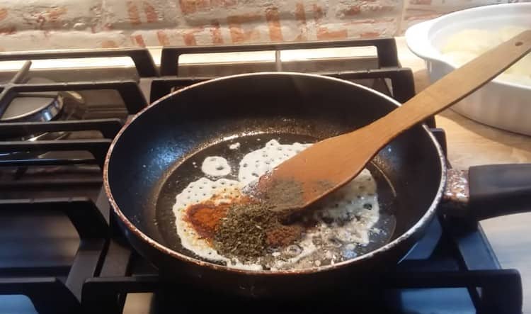 Βάλτε ξινή κρέμα στο τηγάνι, προσθέστε μπαχαρικά.