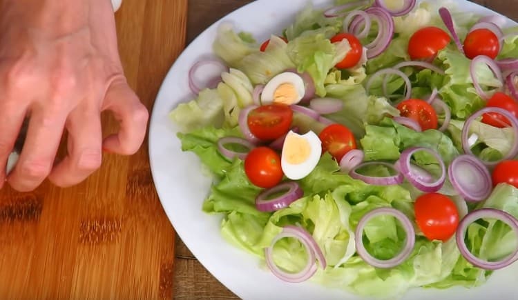 Aggiungere all'insalata le uova sode e le quaglie, tagliate a metà.