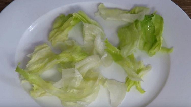 Ilagay ang salad ng iceberg sa isang malaking ulam na naghahain.