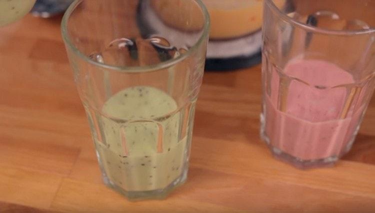 Sa isang baso, ibuhos ang unang layer ng berde, at ang pangalawang pink na smoothie.