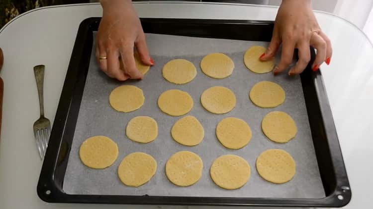 Upang makagawa ng mga biskwit na cookies, i-preheat ang oven