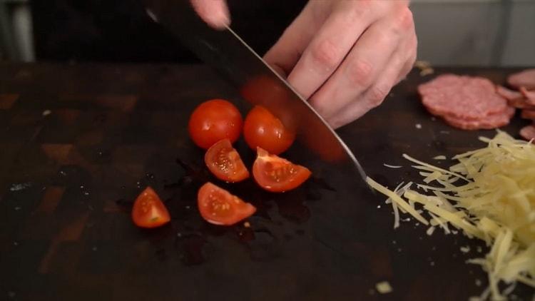 Per fare una pizza classica, tagliare i pomodori