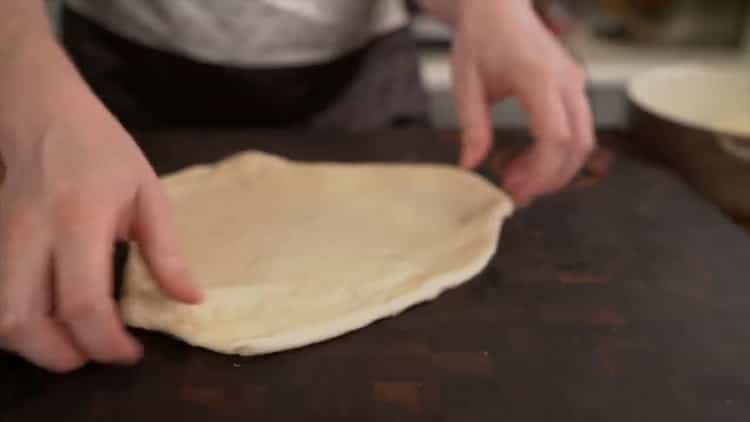 Per fare una pizza classica, stendi la pasta