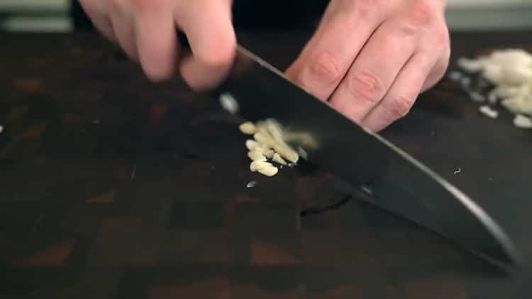 Per fare una pizza classica, tagliare l'aglio