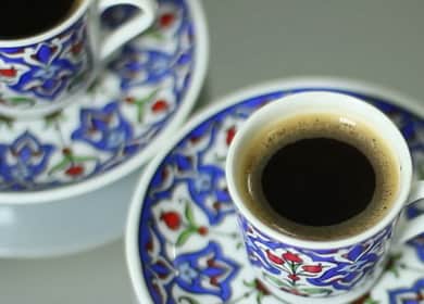 Τούρκος καφές σύμφωνα με μια συνταγή βήμα προς βήμα με φωτογραφία