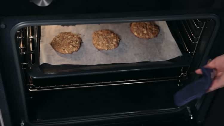 Upang makagawa ng oatmeal cookies na may isang mansanas, i-on ang oven