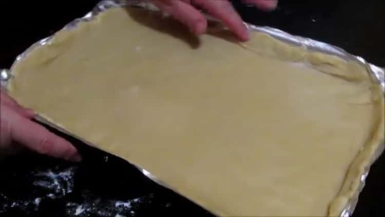 Um Shortbread-Kekse mit Marmelade zuzubereiten, bereiten Sie ein Backblech vor