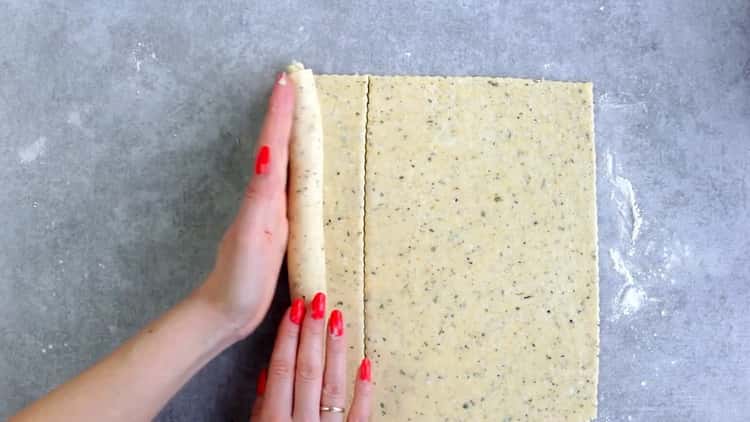 Stendi la pasta per fare i biscotti con il formaggio fuso