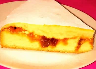 Jam πίτα σε μια βιασύνη σύμφωνα με μια συνταγή βήμα προς βήμα με φωτογραφία