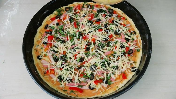 Um eine hefefreie Pizza zuzubereiten, geben Sie den Käse auf den Teig