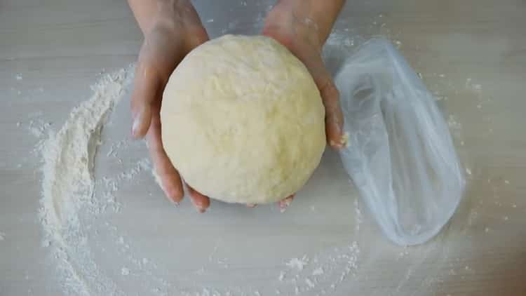 Um Pizza ohne Hefe zuzubereiten, legen Sie den Teig in eine Tüte