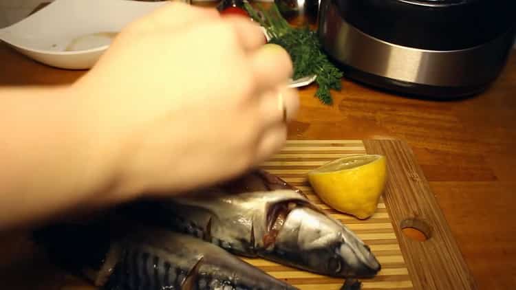 За да готвите риба в бавна готварска печка, нарежете един лимон