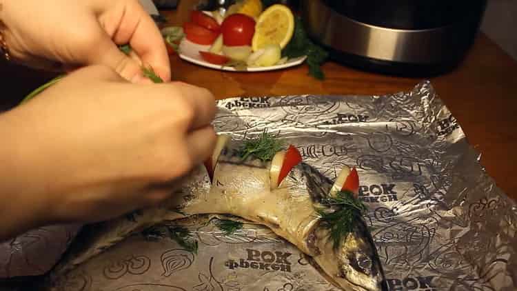 За да готвите риба в бавна печка, сложете доматите върху фолио