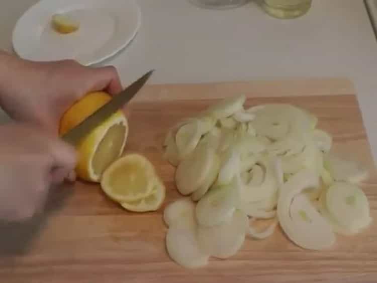 Schneiden Sie die Zitrone, um den Saibling zu kochen