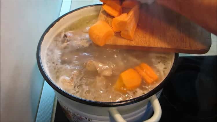 Um das Gelee aus den Beinen zuzubereiten, hacken Sie die Karotten