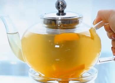 Τζίντζερ τσάι με λεμόνι και μέλι σύμφωνα με μια συνταγή βήμα προς βήμα με μια φωτογραφία