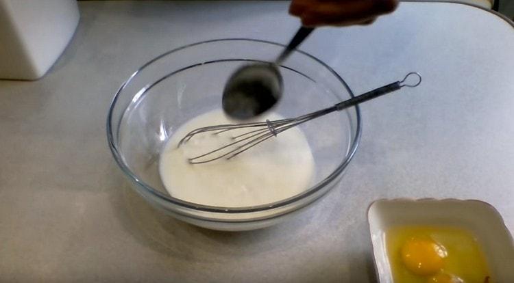 Versa il kefir in una ciotola, aggiungi sale e zucchero.