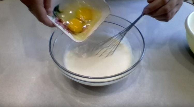 Aggiungi le uova all'impasto.