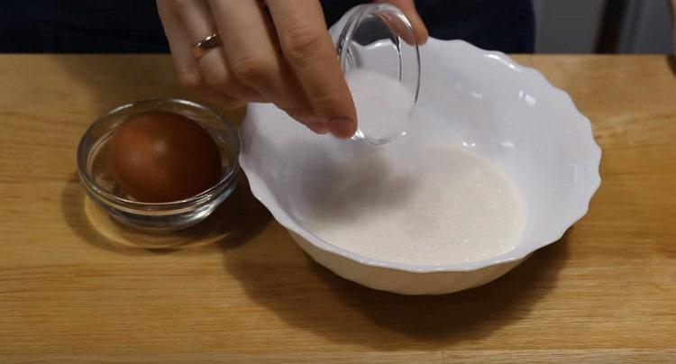 In einer Schüssel kombinieren wir Zucker mit Salz.