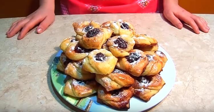 Ang mga handa na buns mula sa puff pastry na may jam ay maaaring iwisik ng asukal na may pulbos.