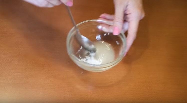 Kombinieren Sie kochendes Wasser mit Puderzucker.