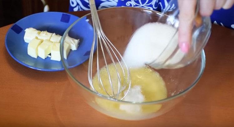 In einer Schüssel das Ei mit Zucker und Salz vermengen.