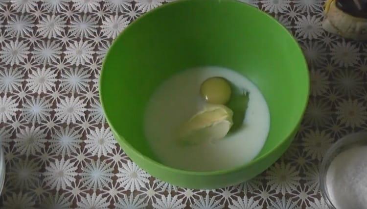 In einer separaten großen Schüssel die restliche Milch, das Ei und die Butter vermengen.