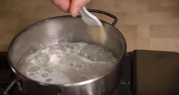 Entfernen Sie den restlichen Zucker mit einer in Wasser getauchten Bürste aus der Pfanne.