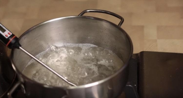Den Sirup für die Glasur auf eine Temperatur von 155-166 Grad kochen.