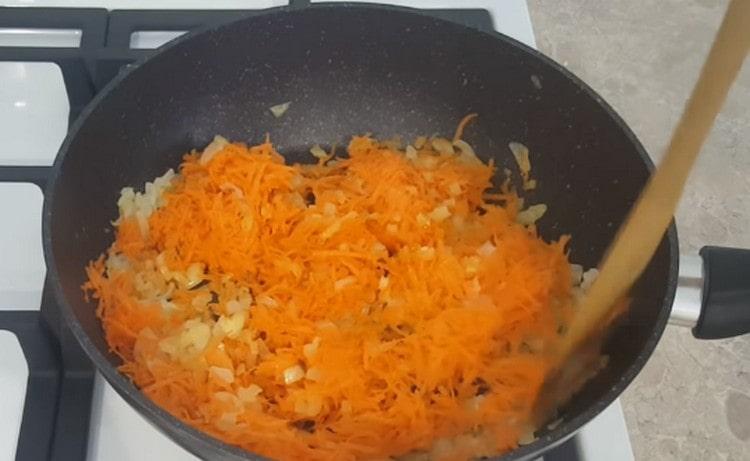 Fügen Sie Karotten hinzu und reichen Sie das Gemüse.