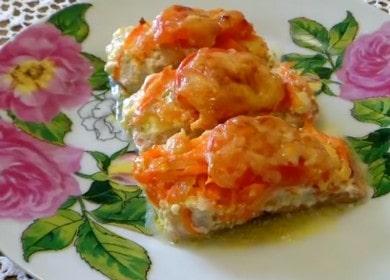 Delizioso salmone rosa con pomodori e formaggio al forno: cucinare con foto passo dopo passo.
