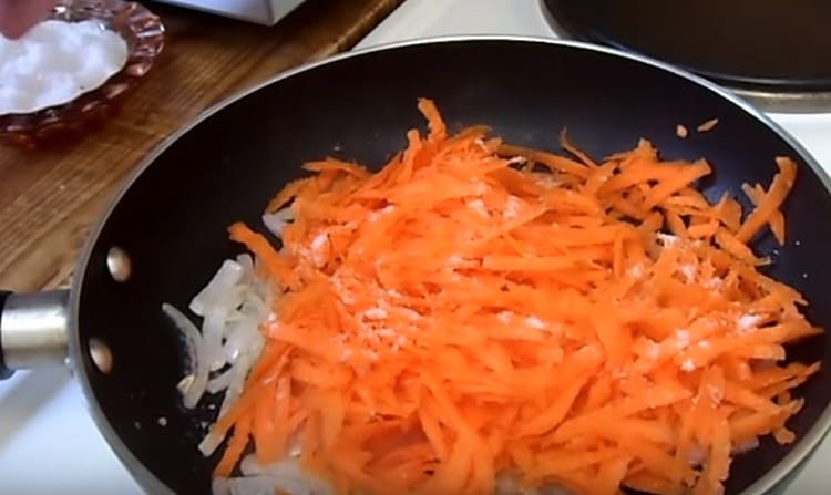 Fügen Sie Karotte der Zwiebel hinzu.