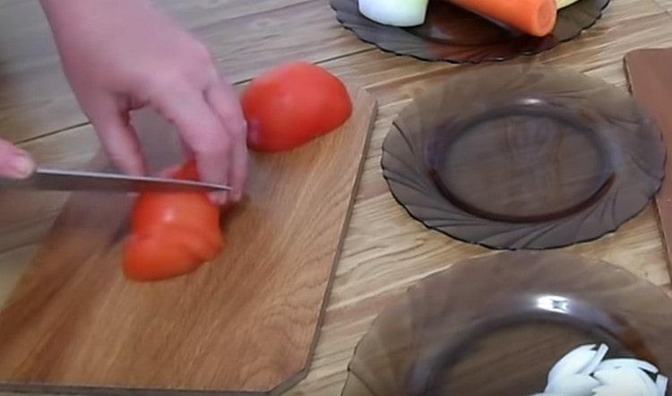 Die Tomaten dünn schneiden.