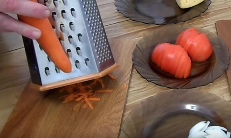 Auf einer groben Reibe reiben wir Karotten.