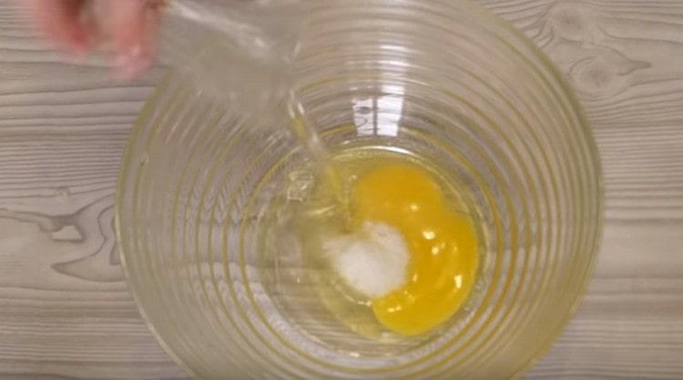 Προσθέστε αλάτι και φυτικό έλαιο στο αυγό.