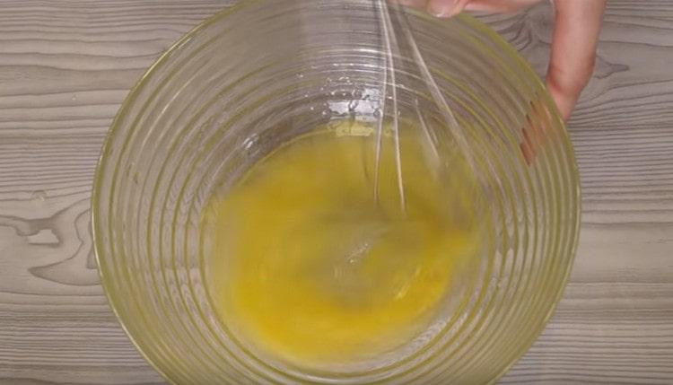 Ανακατέψτε το αυγό με αλάτι και λάδι.