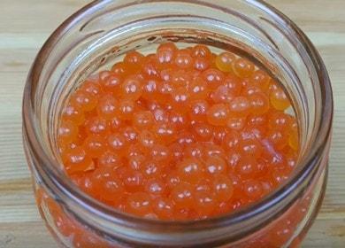 Wie man Lachskaviar zu Hause salzt