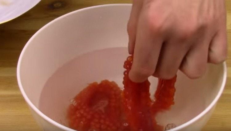 Kaviar in die Salzlösung geben.