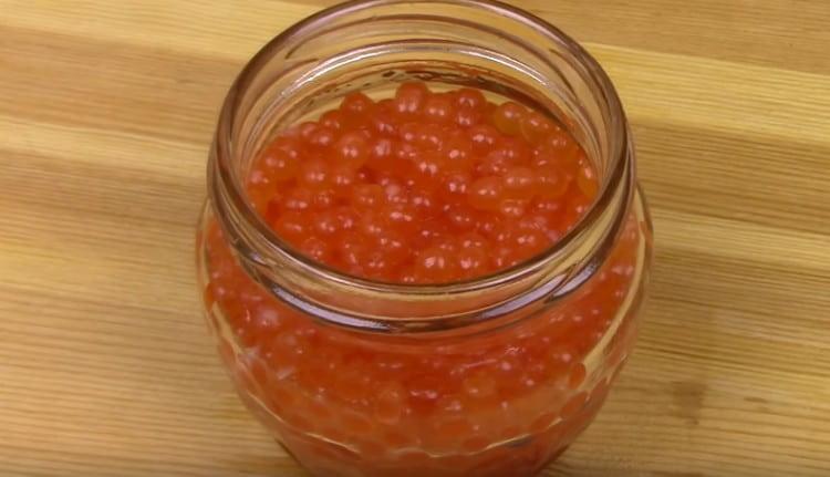 Jetzt wissen Sie, wie man Lachskaviar salzt, und Sie können die Delikatesse selbst zu Hause kochen.