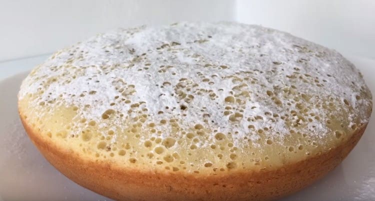 Una torta preparata secondo questa ricetta in una pentola a cottura lenta può essere cosparsa di zucchero a velo.
