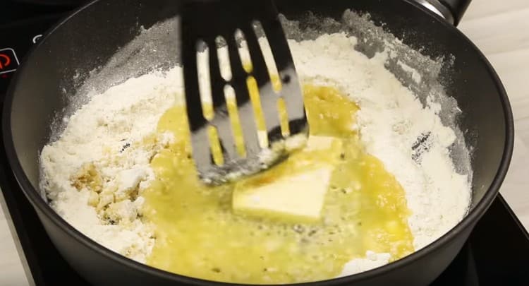 Aggiungi un pezzo di burro alla farina e mescola.