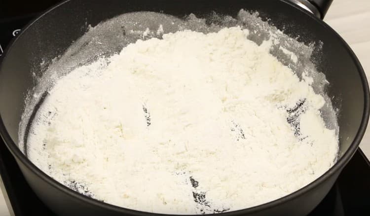 In una padella asciutta, friggere la farina.