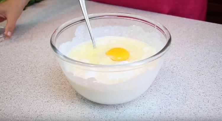 Das Ei, das Soda und das Salz zur Kefir-Käsemasse geben.