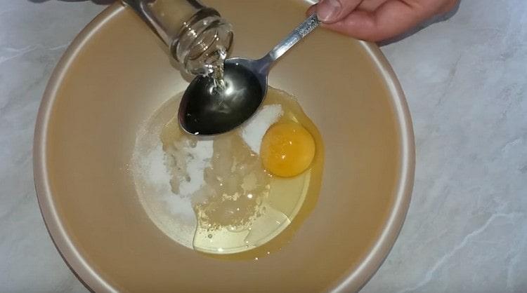 In una ciotola, sbattere l'uovo, aggiungere olio vegetale, sale.